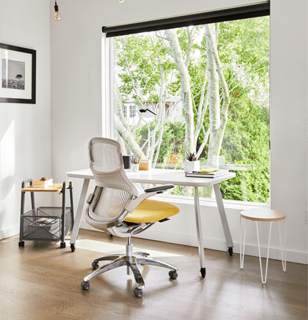 Lieu De Travail De Bureau à Domicile Ensoleillé Avec Fond De Vue Sur La  Ville Depuis La Fenêtre Avec Chaise Roulante à Rideau Rose Et Table En Bois  De Tasse De Thé Sur Tapis à Carreaux Et Fond De Mur En Béton Rendu 3d